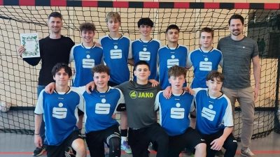 Das siegreiche Team der Realschule mit ihrem Coach Andre Biermeier (links) sowie Organisator Stefan Meisel (rechts). (Bild: Florian Neiss)