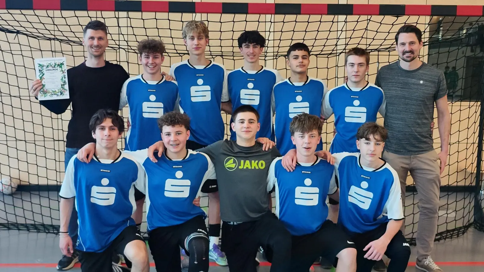 Das siegreiche Team der Realschule mit ihrem Coach Andre Biermeier (links) sowie Organisator Stefan Meisel (rechts). (Bild: Florian Neiss)