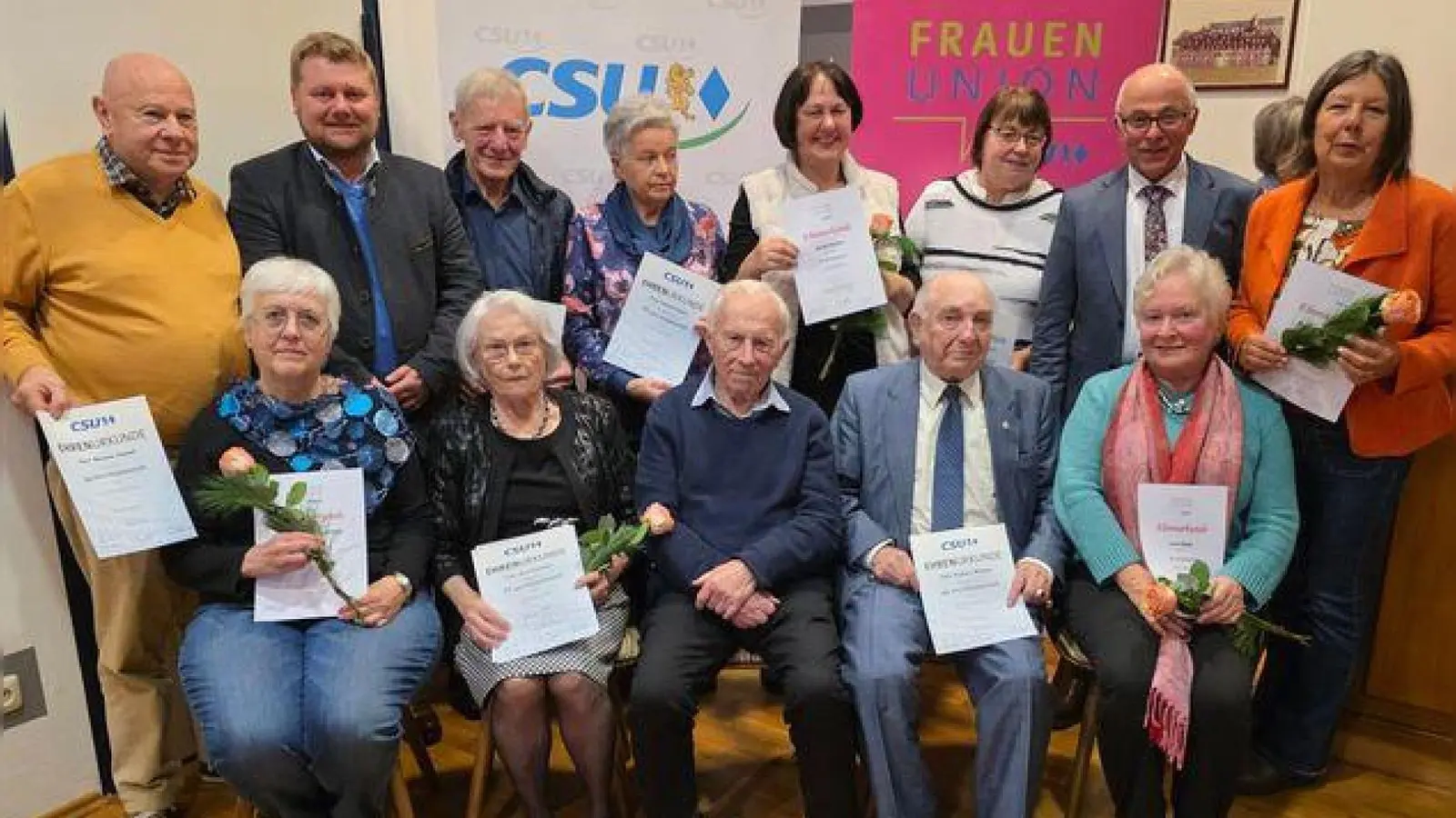 Die Geehrten der CSU-Familie. Für 60 Jahre wurde Hubert Winter (sitzend 2.v.rechts) ausgezeichnet. (Bild: Stephan Meier)