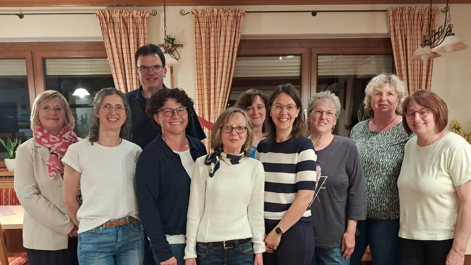V. l. n. r. Martha Bauer, Rita Kulzer, Pfarrer Wolfgang Dietz, Christine Zach, Hannelore Hopfner, Ulrike Korn, Birgit Bayer, Irmgard Horn, Sabine Kuhn, Maria Kreuzer. (Bild: Birgit Bayer)