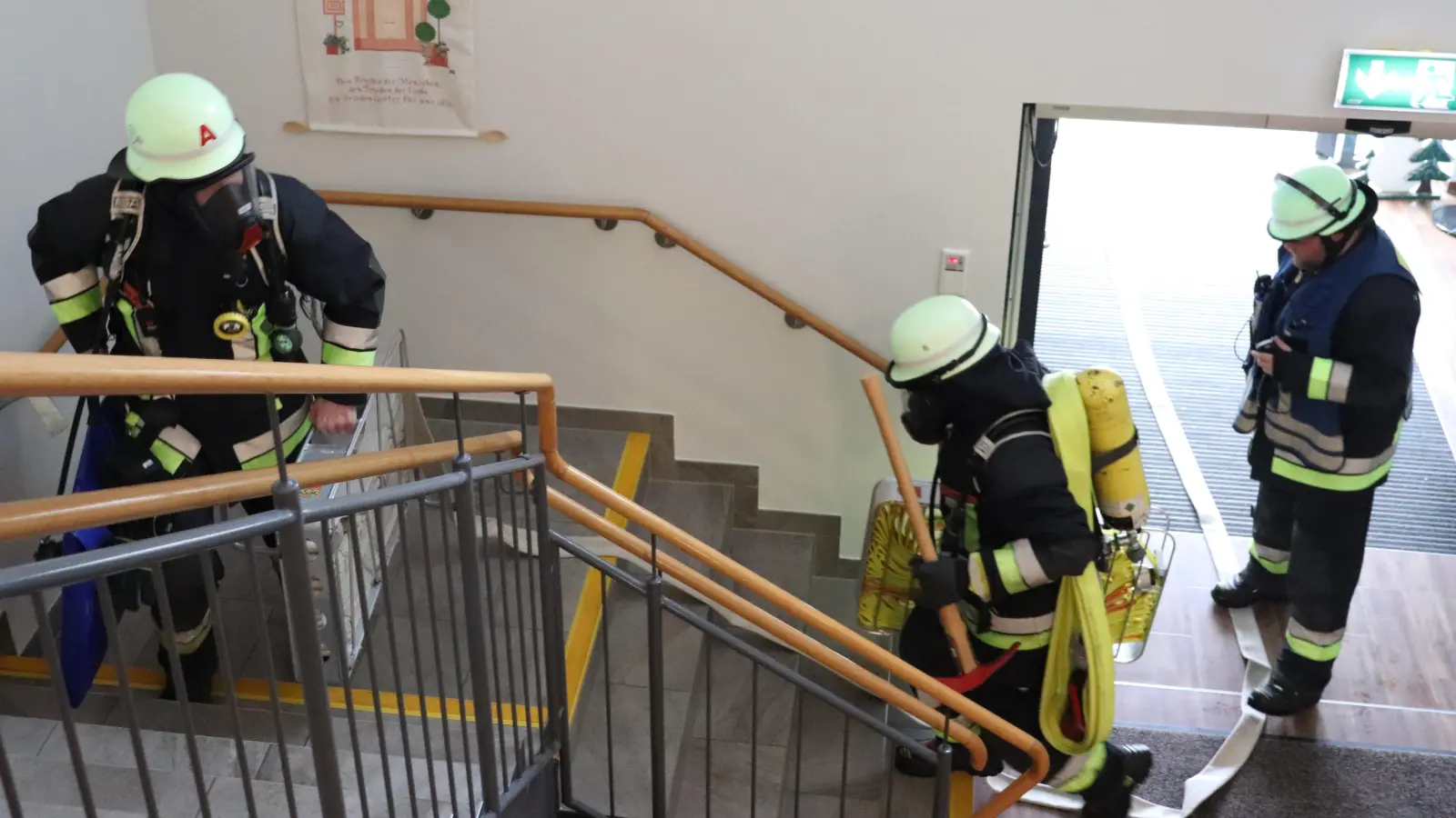 Unter schwerem Atemschutz ging die Feuerwehr Plößberg in den verrauchten Gebäudetrakt vor. Es galt mehrere Personen aus diesem Bereich ins Freie zu bringen. (Bild: Florian Trißl)