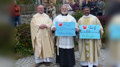 Pfarrer Wilhelm Bauer, der in seinem Ruhestand Diakon Ulrich Wabra und Pater Jo (von links) bei den Gottesdiensten unterstützt.  (Bild: Sieglinde Schärtl)