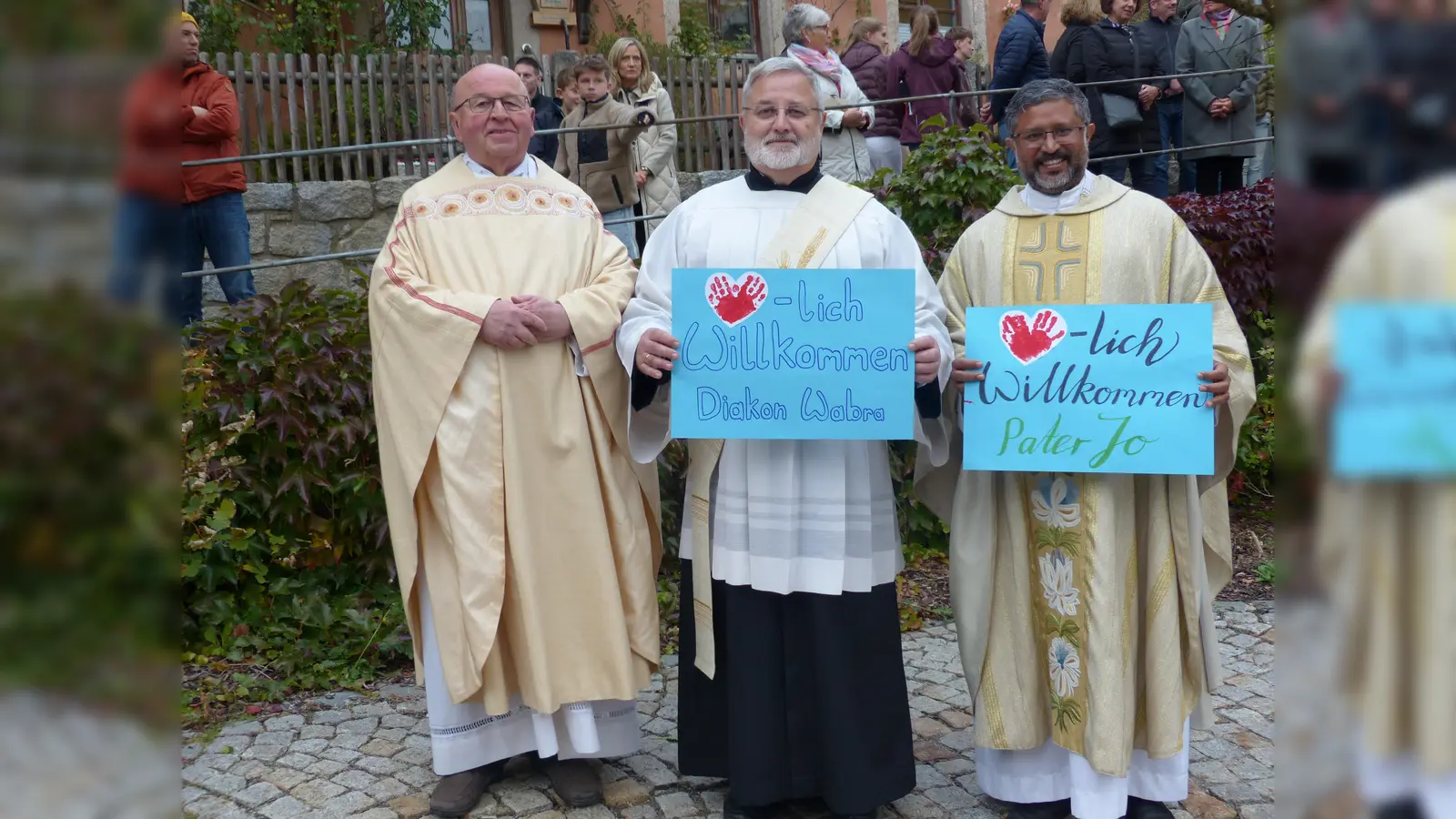 Pfarrer Wilhelm Bauer, der in seinem Ruhestand Diakon Ulrich Wabra und Pater Jo (von links) bei den Gottesdiensten unterstützt.  (Bild: Sieglinde Schärtl)