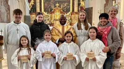 Die vier neuen Minis Mila Wurster, Rosalie Greß, Viktoria Stockner und Eva Hartmann ( v.l. Erste Reihe). Oberministrant Louis Höcherl, Ausscheidende Ministrantin Luzie Günter, Pfarrer Gudapati, neue Oberministrantin Valentina Stockner, Ministrantenbeauftragte des PGR Manuela Stockner, Saskia Ram-Höcherl ( v.l ) (Bild: Saskia  Ram-Höcherl)