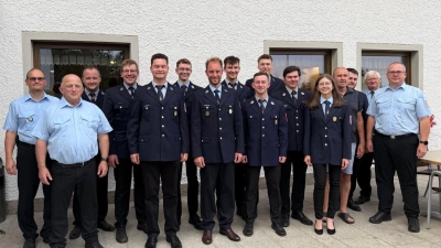 Die erfolgreichen Aktiven der Feuerwehr Bernrieth mit Schiedrichtern, Bürgermeister und Feuerwehrvorsitzenden. (Bild: Simon Kleber)