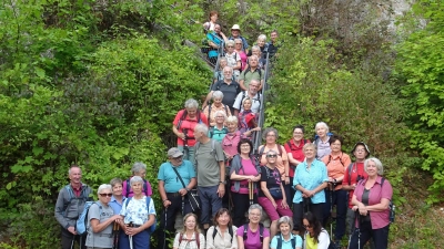 Die Wandergruppe vor dem Rusenschloss. (Bild: Anna Gottschalk)