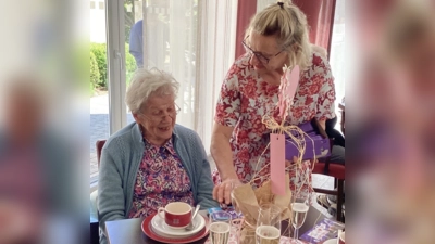 Schokoladen für alle im Pflege- und Seniorenheim, überreicht von Monika Epp, Frauenunion Schnaittenbach (Bild: Sonja Oppenauer)