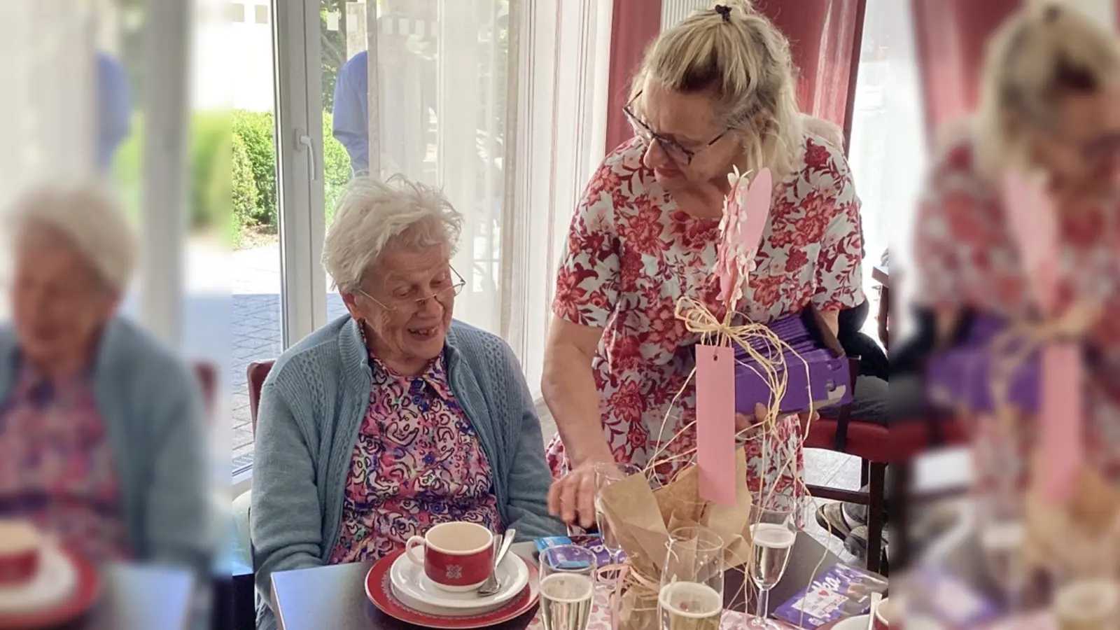 Schokoladen für alle im Pflege- und Seniorenheim, überreicht von Monika Epp, Frauenunion Schnaittenbach (Bild: Sonja Oppenauer)