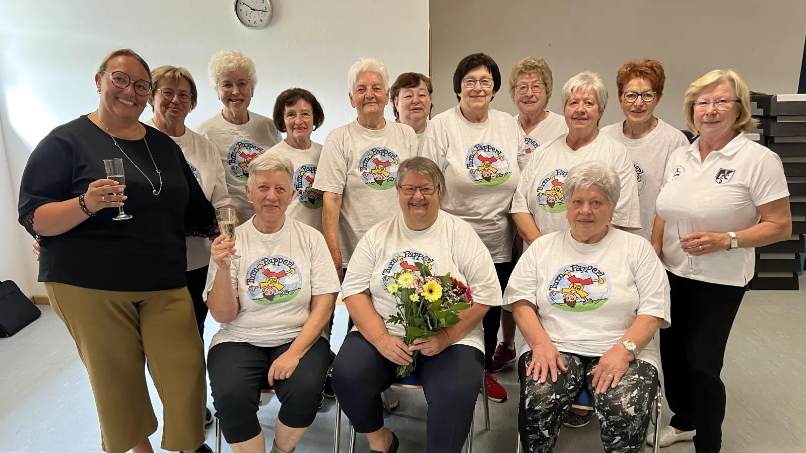 20 Jahre - Gymnastikgruppe „Starke Frauen power” mit Übungsleiterin Johanna Pösl (mitte sitzend), 2.Vorstand vom 1. FC Schwarzenfeld Gabriele Beck (rechts aussen stehend) und <br>Abteilungsleiterin der Sparte Turnen Kerstin Mauderer (links aussen stehend)  (Bild: Silvia Beck)