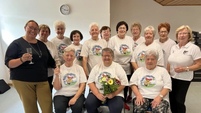 20 Jahre - Gymnastikgruppe „Starke Frauen power” mit Übungsleiterin Johanna Pösl (mitte sitzend), 2.Vorstand vom 1. FC Schwarzenfeld Gabriele Beck (rechts aussen stehend) und Abteilungsleiterin der Sparte Turnen Kerstin Mauderer (links außen stehend). (Bild: Silvia Beck)