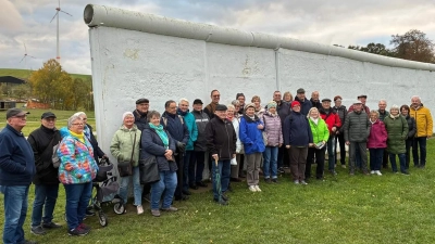 Beim Besuch des Dorfes Mödlareuth, das vom SED-Regime durch eine Mauer und andere Sperranlagen geteilt und deshalb „Little Berlin“ genannt wurde, wurde bei den Teilnehmern und Teilnehmerinnen der Senioren-Union-Informationsfahrt ein wichtiges Stück deutscher Geschichte noch einmal bewusst. Rechts im Bild: Fredi Weiß, stellv. Vorsitzender der Senioren-Union Kaolinpott. (Bild: Heiko Ultsch)