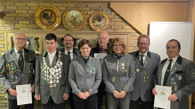 König Max mit Mutter Christine als 2. Ritter sowie den Vereinsmeistern in den verschiedenen Disziplinen und Schützenmeister Hans Roth (rechts) (Bild: Pauline Regler)