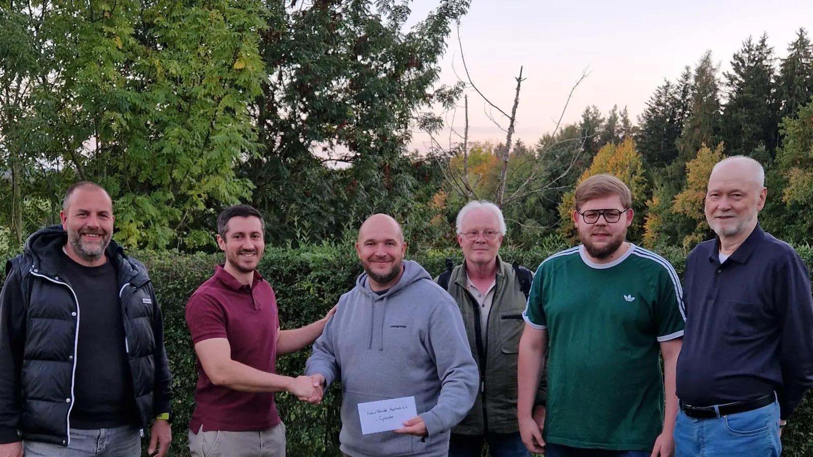Im Bild von links nach rechts: Matthias Rupprecht (2. Vorstand Naturfreunde), Sebastian Schertl (Kassier CSU), Christopher Pfab (1. Vorstand Naturfreunde), Ludwig Scharnagl (Kassier Naturfreunde), Michael Lehnert (Vorstandsmitglied CSU), Klaus Riede (Geschäftsführer CSU)<br><br> (Bild: Anna Deierl)