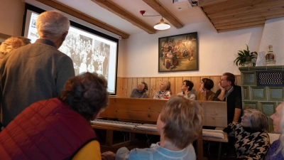 Interessiert folgen die Teilnehmer dem Vortrag über das Parksteiner Burggut und seine Bewohner. (Bild: Stefan Neumann)