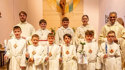 Pater Joy Munduplackal (rechts) und der Pastoralreferent der Pfarreiengemeinschaft Brand-Nagel (links) freuten sich zusammen mit den Ministranten, dass sie die Kinder auf den Weg zur Erstkommunion begleiten durften. Am kommenden Sonntag folgt der Festtag für die acht Kinder aus Nagel, mit denen die Kinder aus Brand zusammen vorbereitet wurden. (Bild: Markus König)