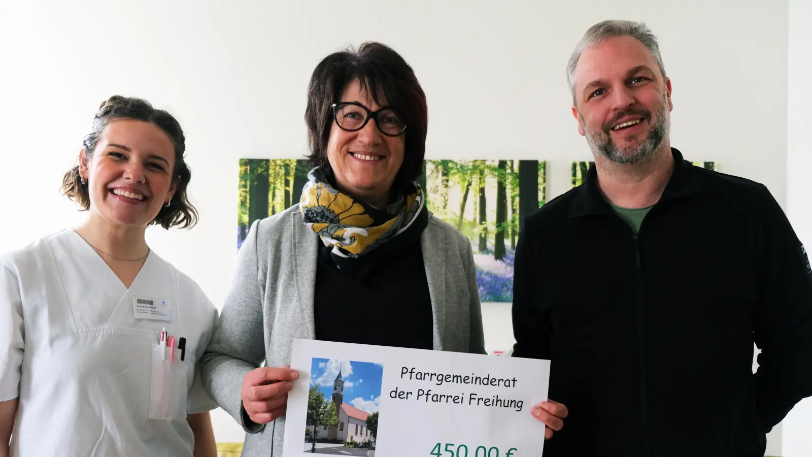 Karin Amann (Mitte) überreicht an den Stationsleiter der Palliativstation Tobias Reif und Lucia Kummer 450 Euro (Bild: Verena Uschold Klinikum St. Marien Amberg)