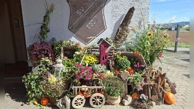 Der absolute Hingucker war das farbenfrohe herbstliche Arrangement erneut gestaltet von Erika Sommerer. (Bild: Gebhard Werner)