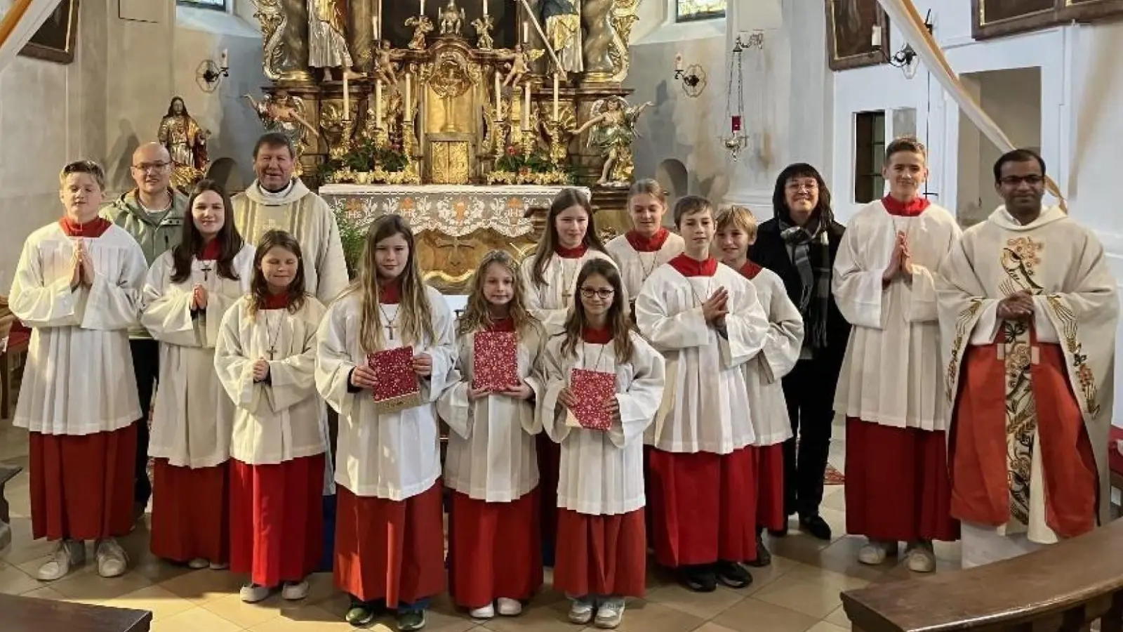 Neu in den Kreis der Mininstranten aufgenommen wurden (v.v.l) Johanna Küffner, Amelie Bauer und Anne Göhl.  (Bild: Josef Söllner)