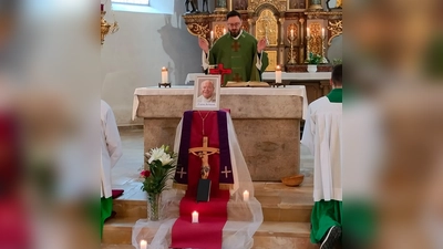 Verstorbener Pfarrer Franz Schmid i. R. <br>Zelebrant des Gottesdienstes Pfarrer Johannes Arweck (Bild: Theresia Otterbein)