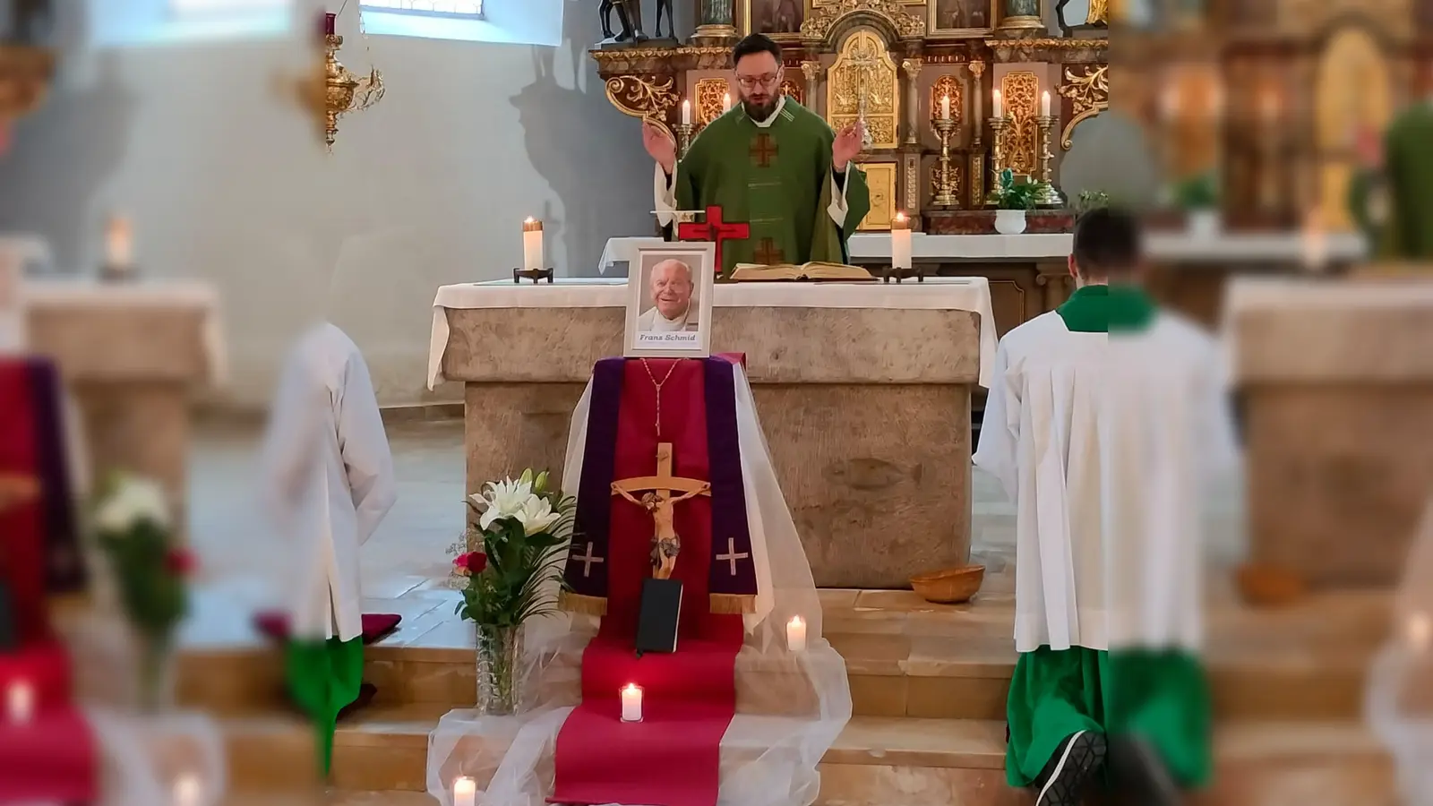 Verstorbener Pfarrer Franz Schmid i. R. <br>Zelebrant des Gottesdienstes Pfarrer Johannes Arweck (Bild: Theresia Otterbein)