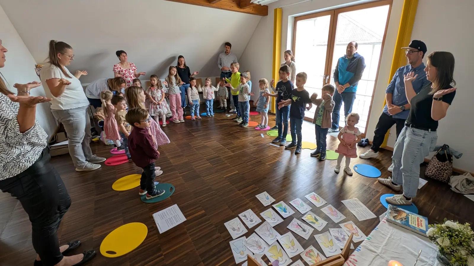 Kinder und Eltern singen gemeinsam mit dem KKWG-Team das „Vater unser”. (Bild: Veronika Braun-Maierhofer)