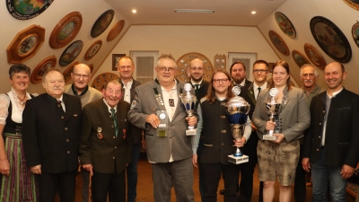 Die Gewinner in den Mannschaftwertungen mit Theuerns Schützenmeisterin Brigitte Wittmann (v.l.), OSB-Ehrenmitglied Ludwig Mayer, Kümmersbrucks Bürgermeister Hubert Blödt, OSB-Ehrenmitglied Josef Lotter, Ebermannsdorfs Bürgermeister Erich Meidinger, Riedens Marktrat Engelbert Müllner (2.v.r.) und Ensdorfs Bürgermeister Hans Ram (r.) (Bild: Michael Rabenhofer)