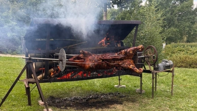Die Soldaten und Reservisten Kameradschaft Riglasreuth lies das imposante Spanferkel an einem großen Spieß über einem knisternden, offenen Holzfeuer auf der Wiese drehen. (Bild: Patrick Scherm)