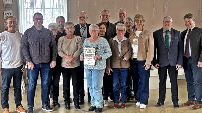 Zum Gruppenbild stellten sich die Geehrten und Ehrengäste zusammen. Rechts der neu gewählte Oberbürgermeister Dr. Benjamin Zeitler, daneben 1. Vorsitzender Sigi Walbrunn. (Bild: Sabine Zeidler)