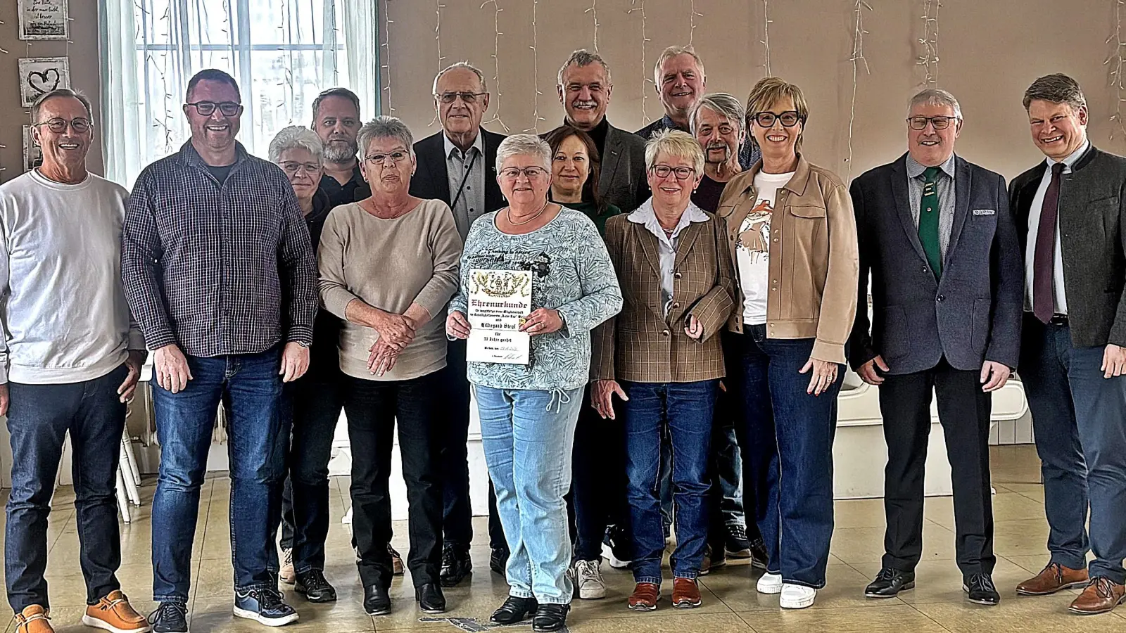 Zum Gruppenbild stellten sich die Geehrten und Ehrengäste zusammen. Rechts der neu gewählte Oberbürgermeister Dr. Benjamin Zeitler, daneben 1. Vorsitzender Sigi Walbrunn. (Bild: Sabine Zeidler)