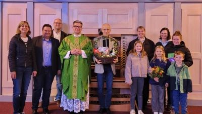 Mit Mitgliedern der Kirchenverwaltung, des Familiengottesdienstteams, des Kinderchors und des PGR-Sprechers wurde Rudolf Fischer von Pfarrer Jakob feierlich verabschiedet.  (Bild: Michael Jakob)