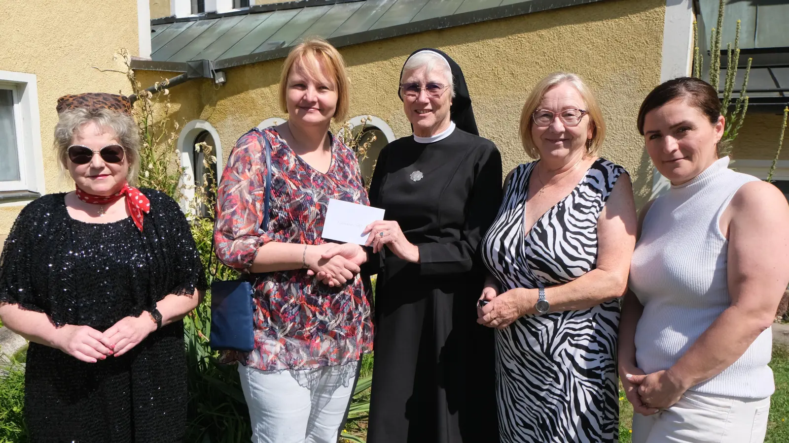 Spendenübergabe der Frauen-Union Floß an Schwester Ellen durch Christina Kreuzer, Gabi Frank, Rita Rosner und Anahit Baloyan<br>( von links ) (Bild: Fred Lehner)