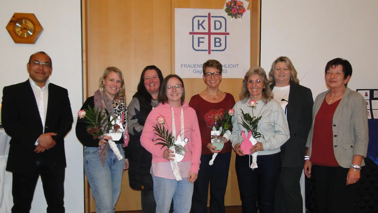 (V.li.) Pater Jimmy, Stefanie Kohl, Mareike Hüttner, Daniela,Wismeth, Melanie Sachsenhauser, Christine Nicholas, Kerstin Aufschneider und Maria Hefner Abwesend: Kathrin Stubenvoll. (Bild: Christa Münster)