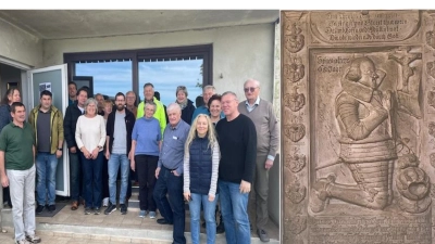 Teilnehmer der Veranstaltung und Gedächtnistafel in der Pfarrkirche St. Pankratius (Bild: Andreas Bösl)