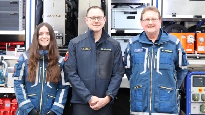 Christoph Hollweck (Mitte) gratuliert dem neuen Helfersprecher Werner Raschke (rechts) und der neuen stellvertretenden Helfersprecherin Inga Jüntgen (links). (Bild: Marina Grasser)