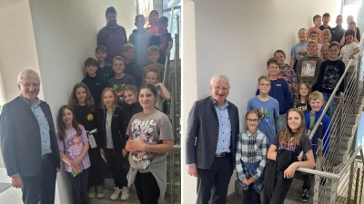 Erster Bürgermeister Johannes Reger mit den Viertklässlern. (Bild: Sabine Graser)