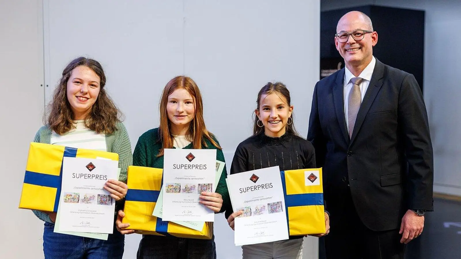 Karoline Bayer, Erika Hechtl und Katharina Scheuerer erhielten von Ministerialrat Nico Born einen Preis für herausragende Leistungen in den Naturwissenschaften. (Bild: Stefanie Meier)