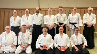 Im Bild die Gruppe der zur Prüfung anwesenden Aikidoka. Vorne von links nach rechts die beiden Prüflinge <br>Johannes Gutscher und Thorsten Nowak. Rechts die Prüfer Werner Winkler und Margret Schels (6. Dan)  (Bild: Nina Hirmer)