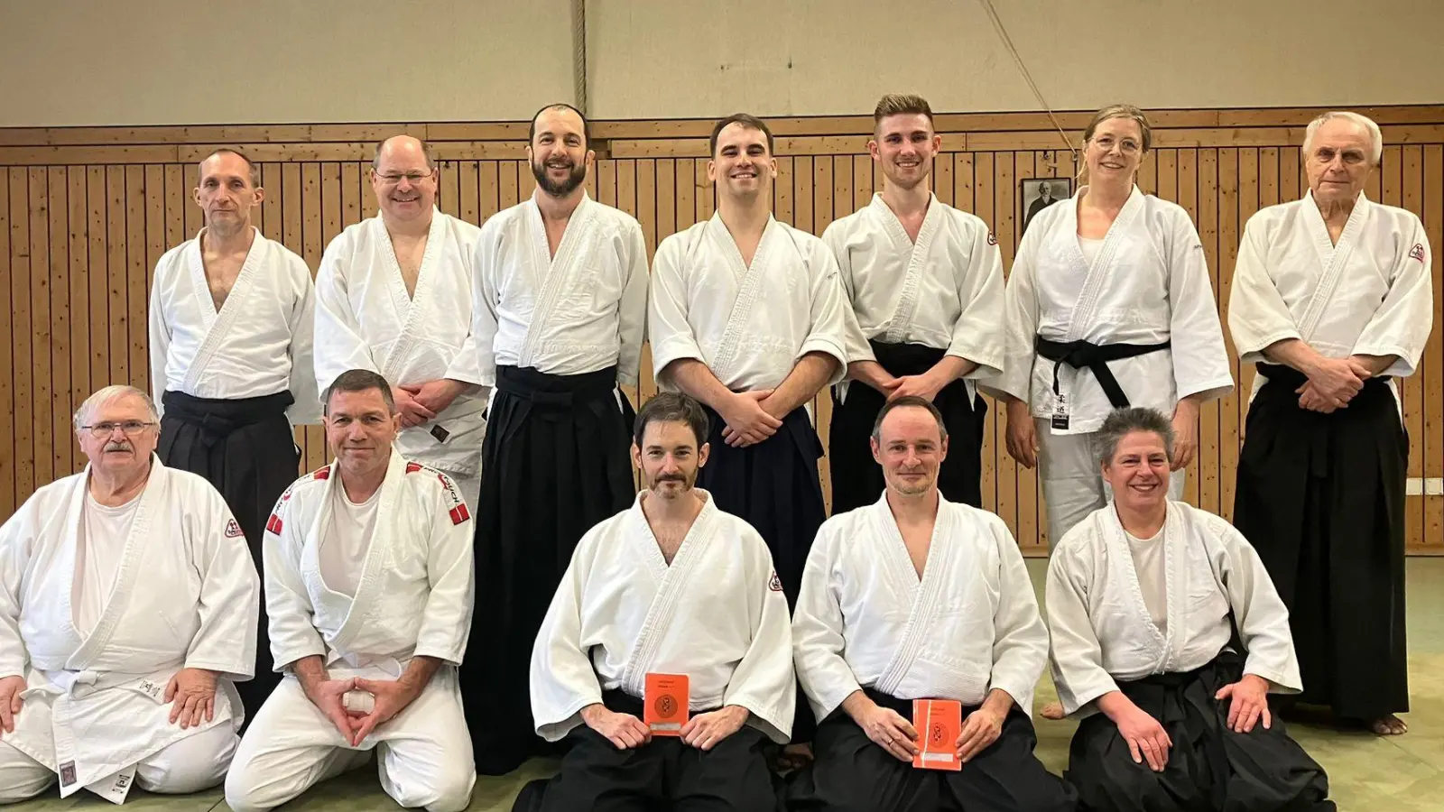 Im Bild die Gruppe der zur Prüfung anwesenden Aikidoka. Vorne von links nach rechts die beiden Prüflinge <br>Johannes Gutscher und Thorsten Nowak. Rechts die Prüfer Werner Winkler und Margret Schels (6. Dan)  (Bild: Nina Hirmer)