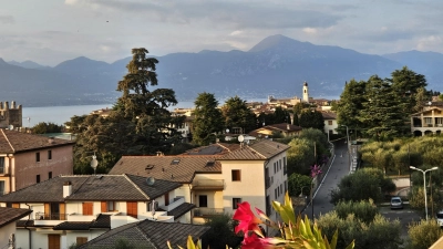 Blick vom Hotel auf den Gardasee  (Bild: Alexandra Stangl)