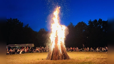 Das Johannisfeuer der Ministranten von St. Georg Amberg. (Bild: Stephan Weiß)