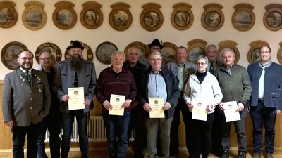 Von links: Andreas Michl, Alesander Pscherer, Horst Hautmann, Martin Höss, Wolfgang Müller, Hermann Prechtl, Matthias Glaser, Hans-Jürgen Hautmann, Elisabeth Arnold, Werner Arnold, Josef Kraus und zweiter Bürgermeister Johannes Geisler (Bild: Gisela Kuhbandner)