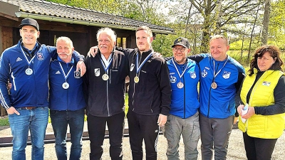 Die drei Erstplatzierten v. l. FC Kaltenbrunn I, TSV Friedenfels I, SV Steinmühle I, Wettkampfleiterin Nicole Stark. (Bild: Franz Heinrich)