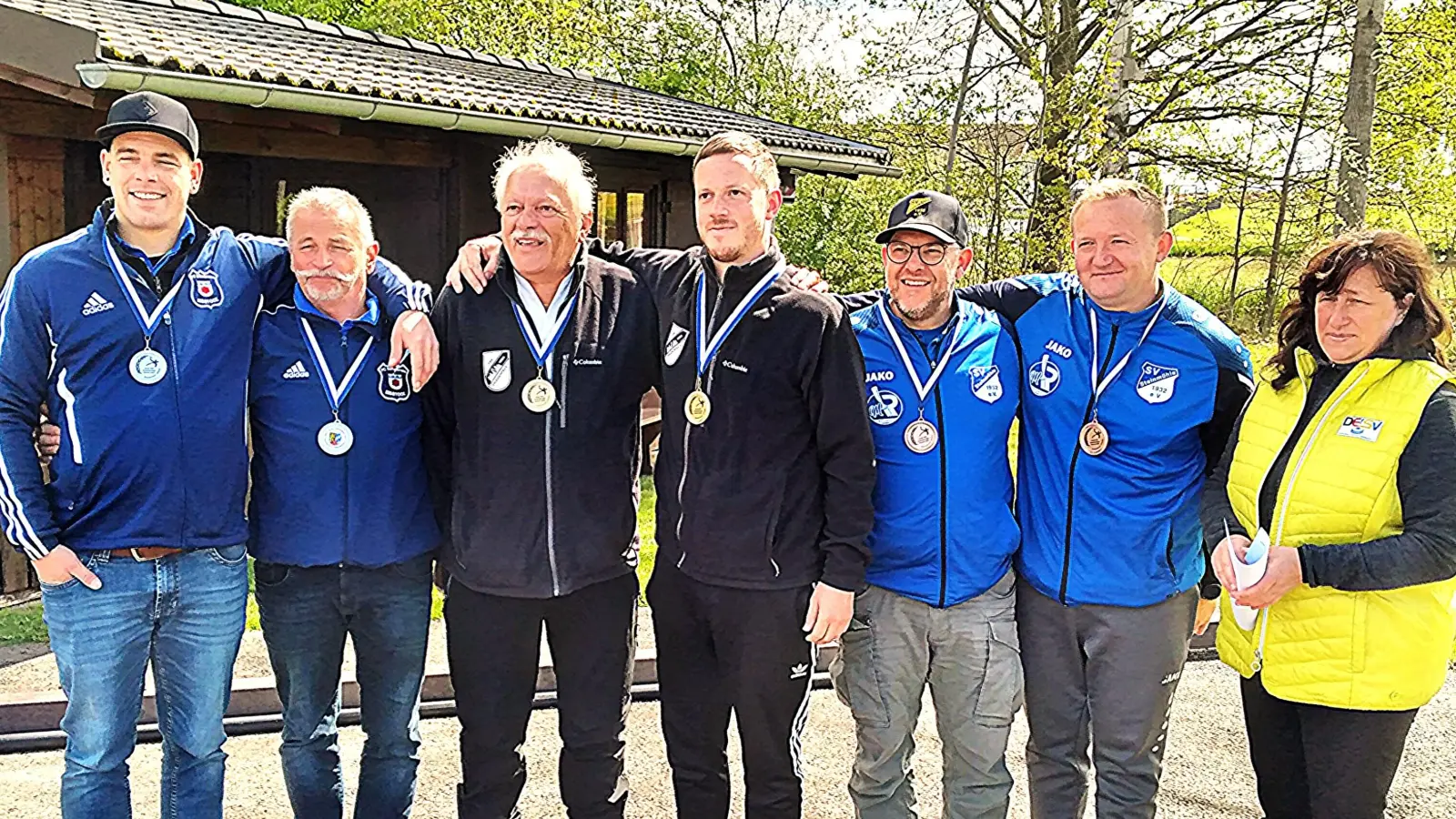 Die drei Erstplatzierten v. l. FC Kaltenbrunn I, TSV Friedenfels I, SV Steinmühle I, Wettkampfleiterin Nicole Stark. (Bild: Franz Heinrich)