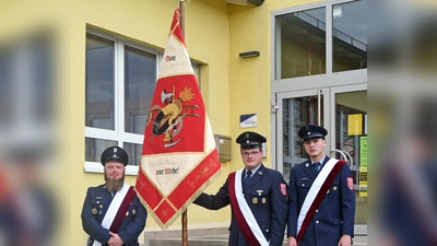 Im Bild die restaurierte Fahne mit Fahnenjunker Lukas Bauer, Begleitung Johannes Wein und Phönix Wittmann. (Bild: Michael Vollath/Rudi Gebert)
