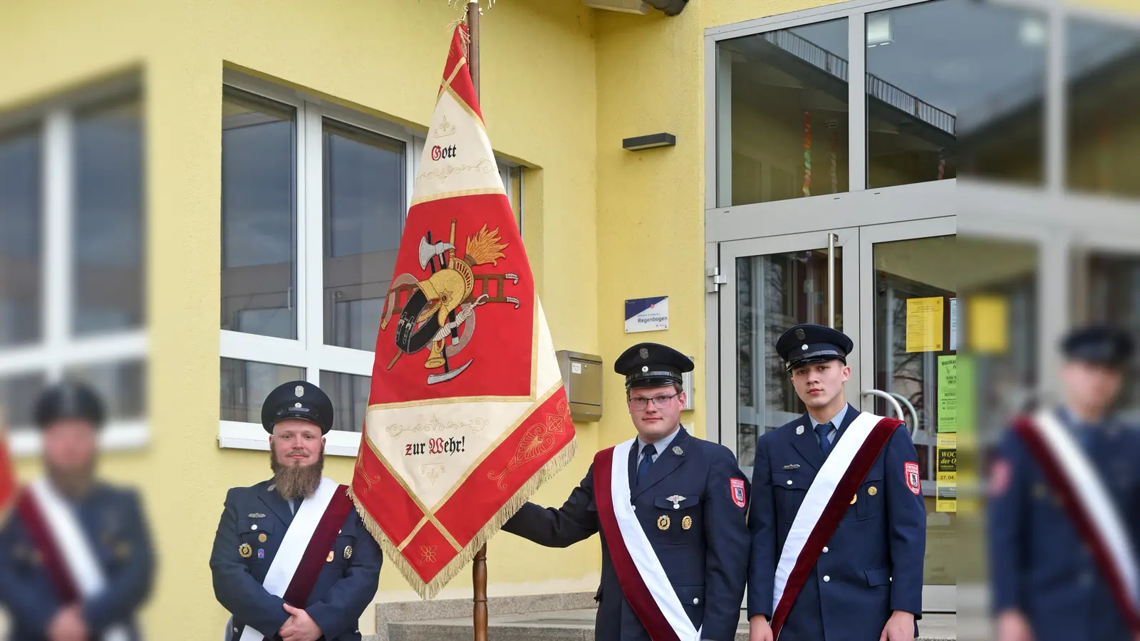 Im Bild die restaurierte Fahne mit Fahnenjunker Lukas Bauer, Begleitung Johannes Wein und Phönix Wittmann. (Bild: Michael Vollath/Rudi Gebert)