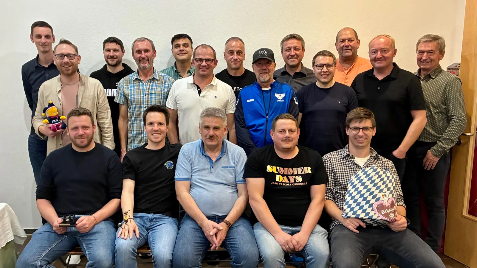 Die ausgezeichneten Akteure mit Manager Richard Staufer (sitzend Mitte), Trainer Roland Wolfram (6. v. rechts), Kassier Stefan Kammerl (links) und Vorsitzendem Lothar Trager (rechts) (Bild: Lothar Trager)