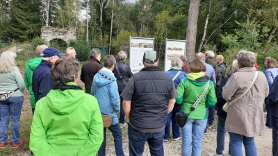 Viele interessierte Senioren besuchten am Montag das Bleierzgebiet in Freihung. (Bild: Maria Honig)