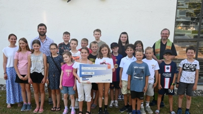 Leiter des Kinderhauses „St. Elisabeth” Peter Wasel (links hinten) freute sich aufrichtig über die Spenden der Kommunionkinder und Firmlinge der Pfarrei Pirk, die sie zusammen mit der pastoralen Mitarbeiterin Julia Plödt (links) und Pfarrer Thomas Stohldreier (rechts) übergaben. (Bild: Kerstin Kiener)