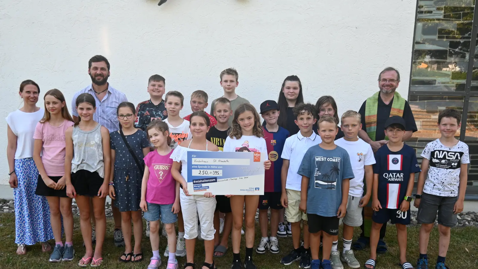 Leiter des Kinderhauses „St. Elisabeth” Peter Wasel (links hinten) freute sich aufrichtig über die Spenden der Kommunionkinder und Firmlinge der Pfarrei Pirk, die sie zusammen mit der pastoralen Mitarbeiterin Julia Plödt (links) und Pfarrer Thomas Stohldreier (rechts) übergaben. (Bild: Kerstin Kiener)
