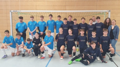 Bei den älteren Minis besiegten die Dürnsrichter (rechts) die Mannschaft aus Waldmünchen. (Bild: Josef Maier)